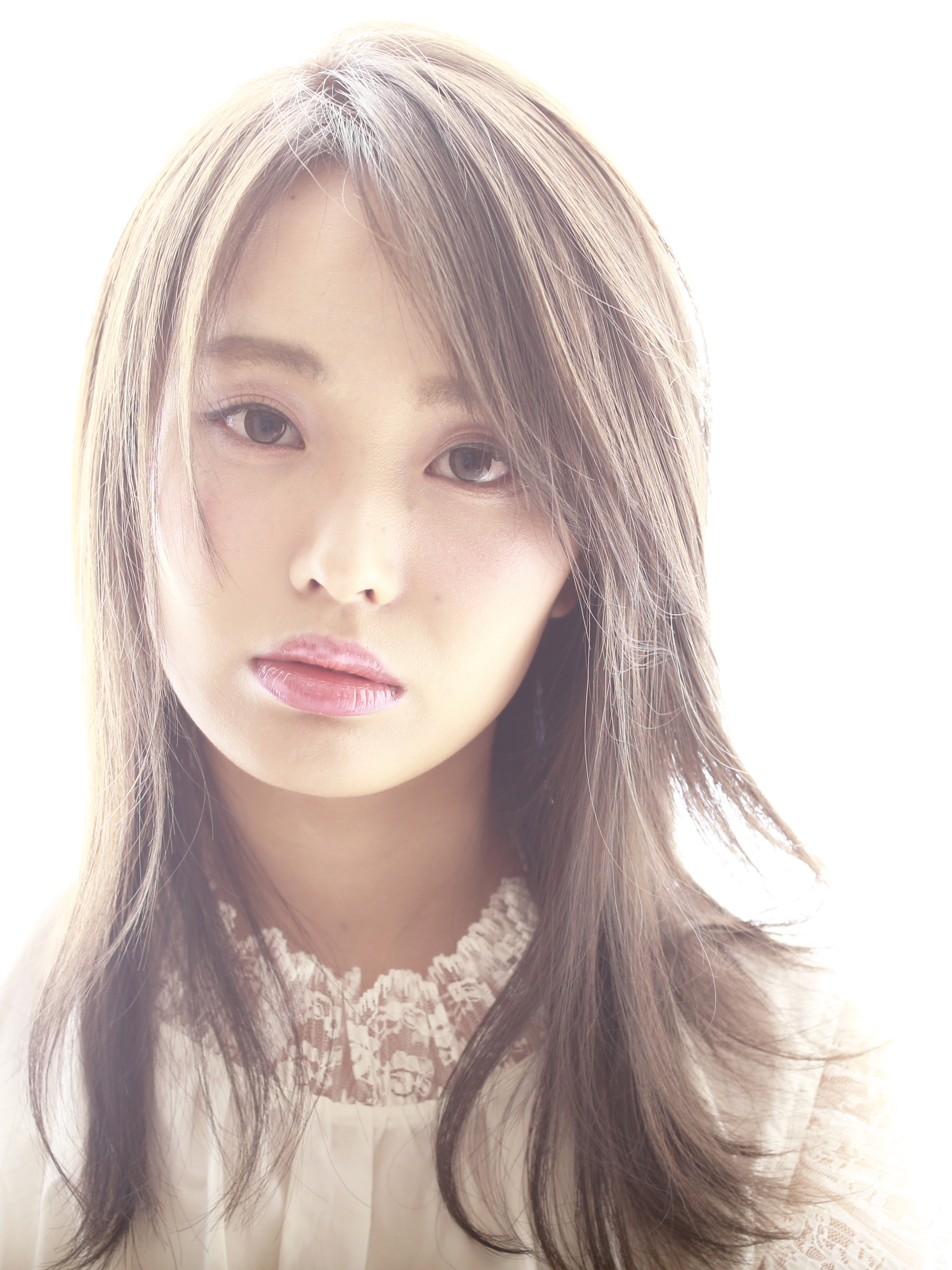 大人かわいい斜めバングとベージュカラーの簡単スタイリングヘア Relaxx 大人かわいい斜めバングとベージュカラーの簡単スタイリングヘア Relaxx